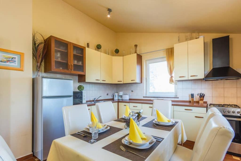 Apartman Stela โปเรช ภายนอก รูปภาพ